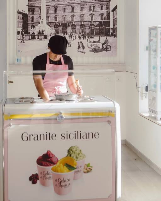 Preparazione del gelato artigianale ne il Gelato di Rosita